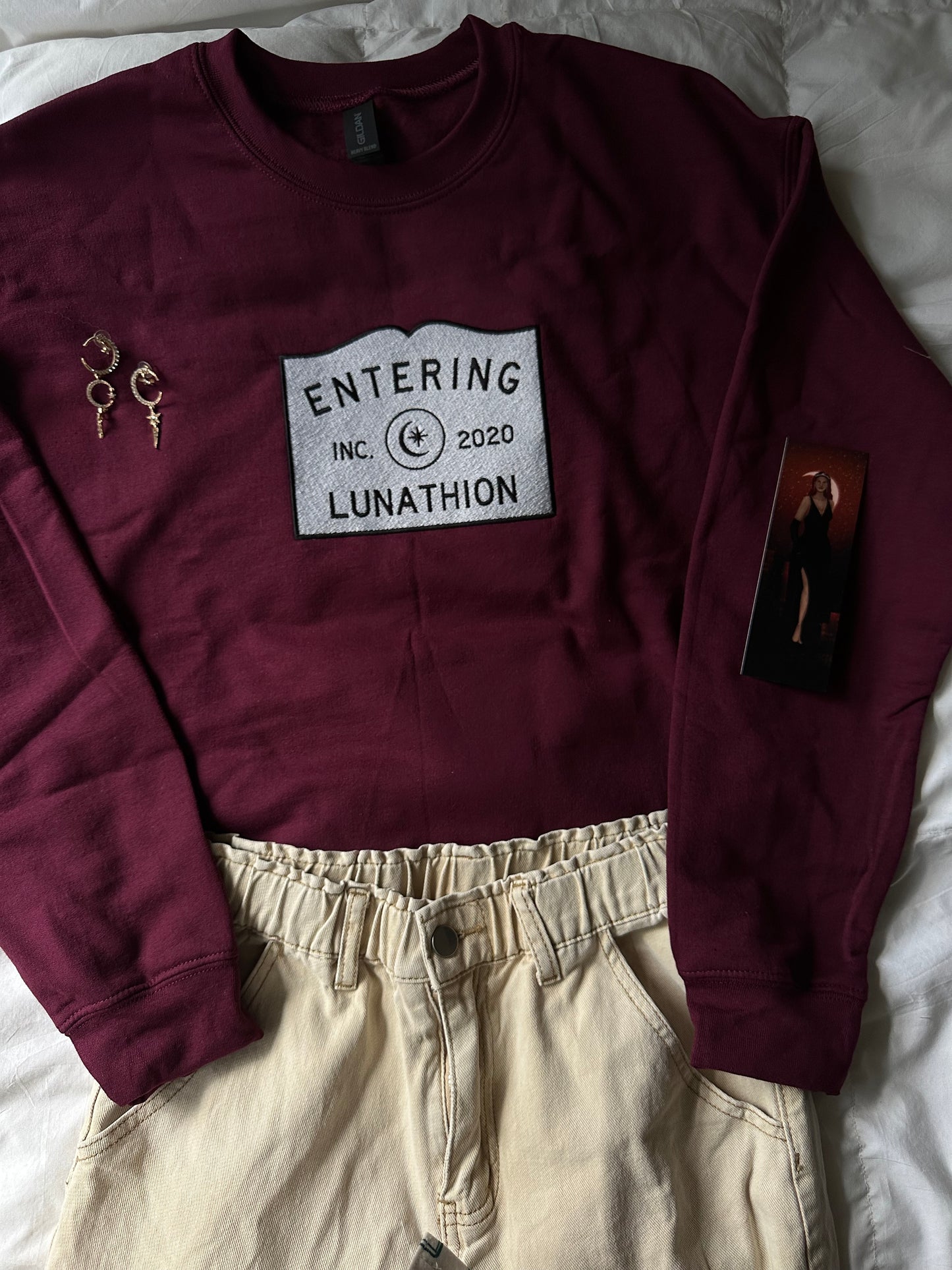 ENTERING SJM WORLDS EMBROIDERED CREWNECKS