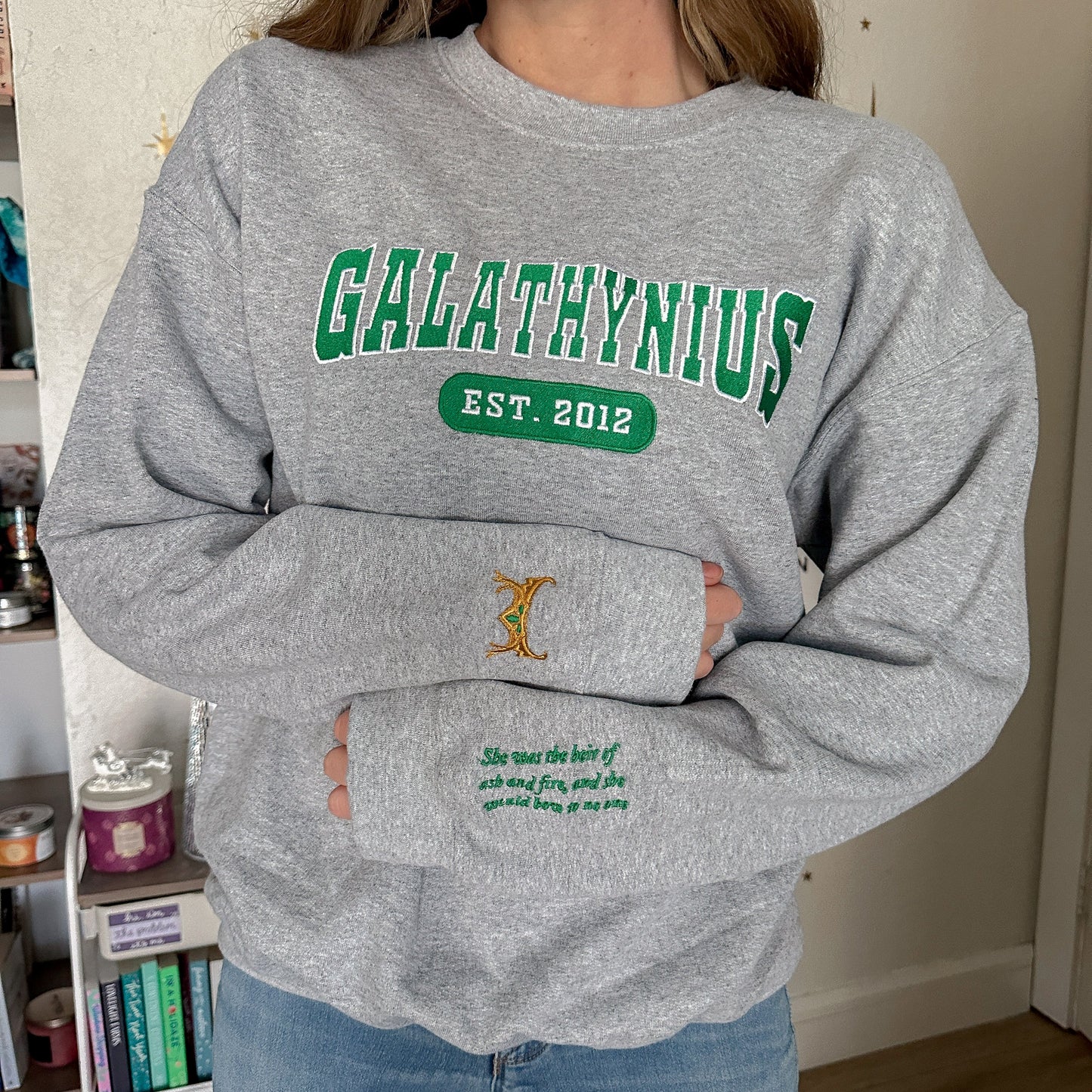 SJM COLLEGIATE EMBROIDERED CREWNECK *TOG FEMALE LEADS EDITION