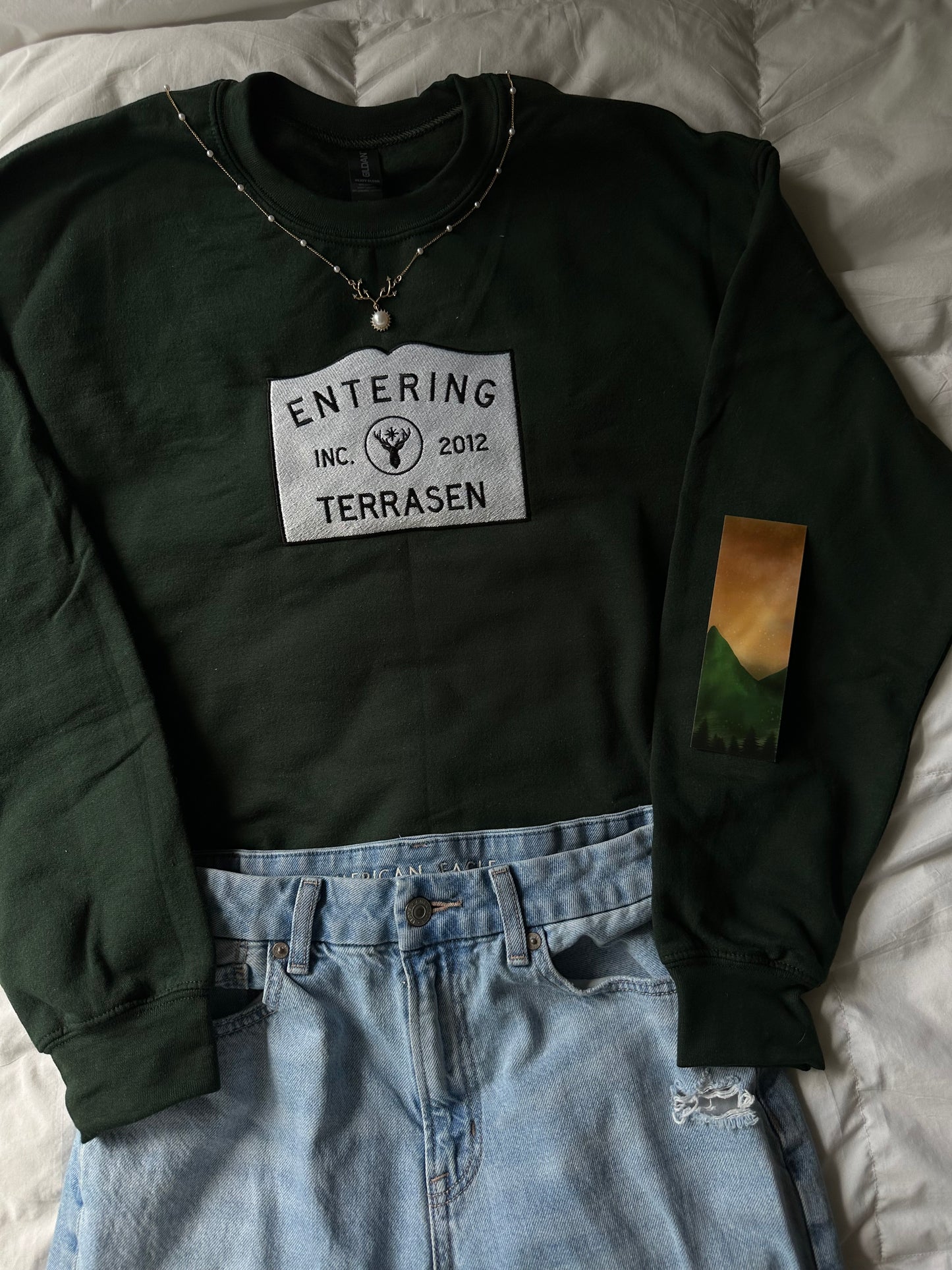 ENTERING SJM WORLDS EMBROIDERED CREWNECKS