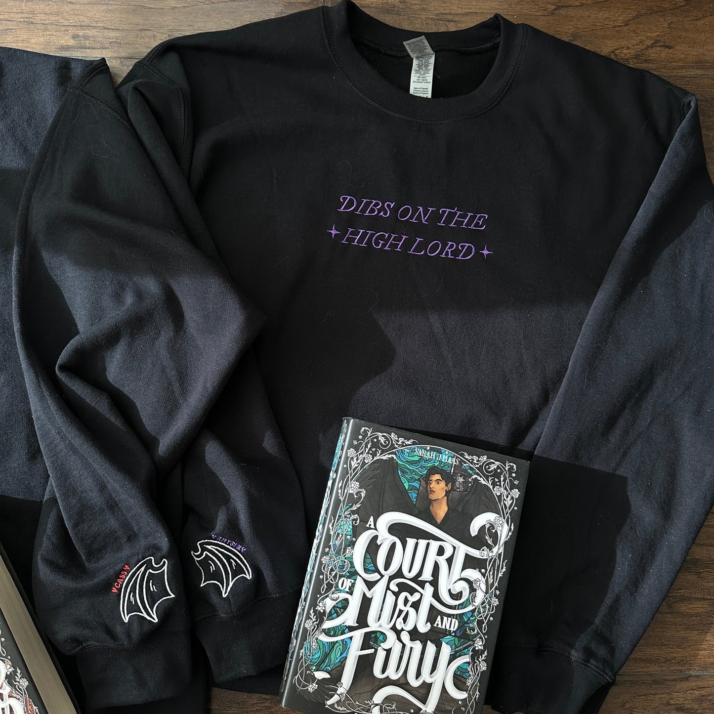 DIBS ON THE GENERAL EMBROIDERED CREWNECK