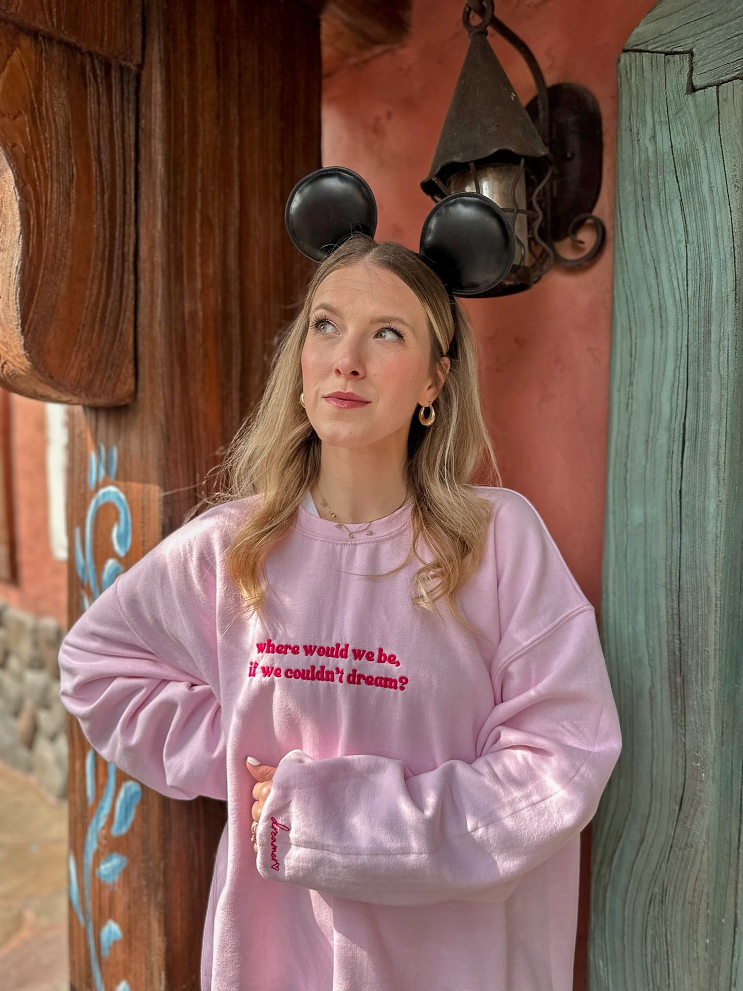 DREAMER EMBROIDERED CREWNECK