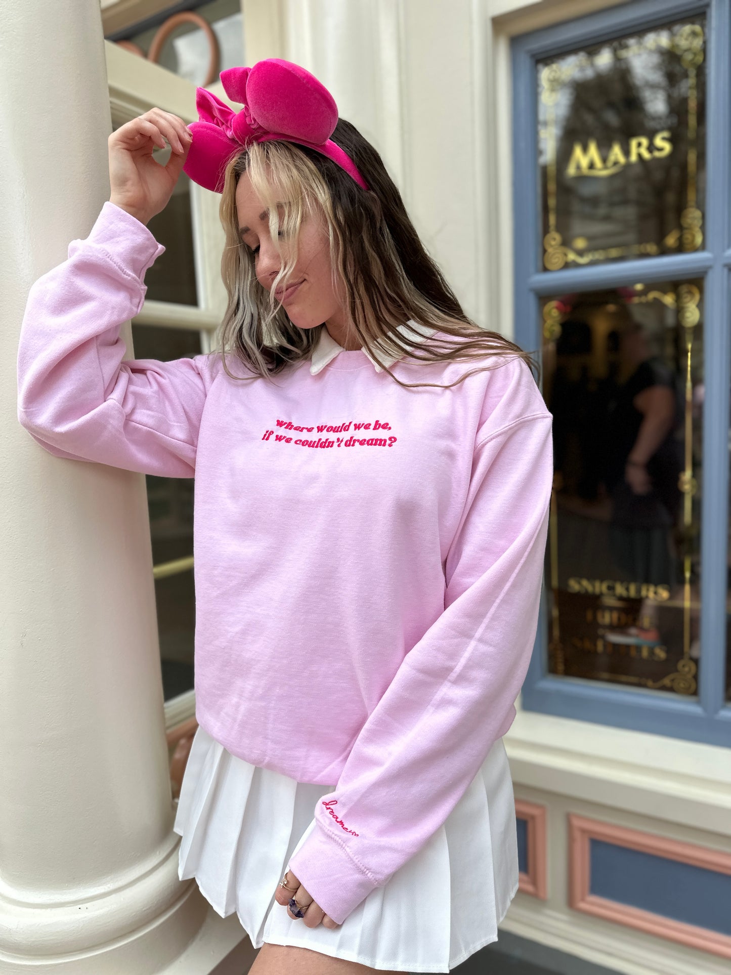DREAMER EMBROIDERED CREWNECK