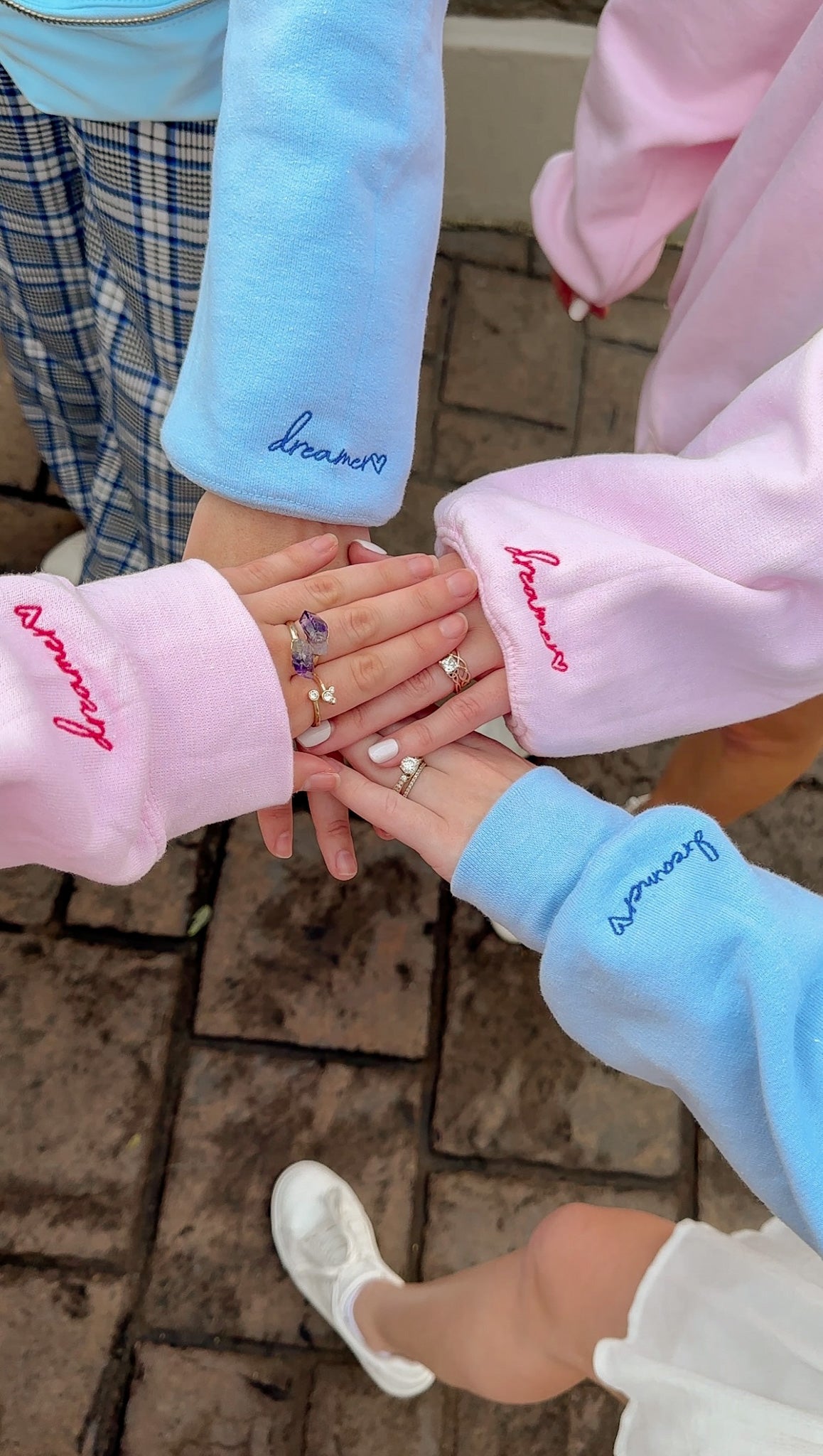 DREAMER EMBROIDERED CREWNECK
