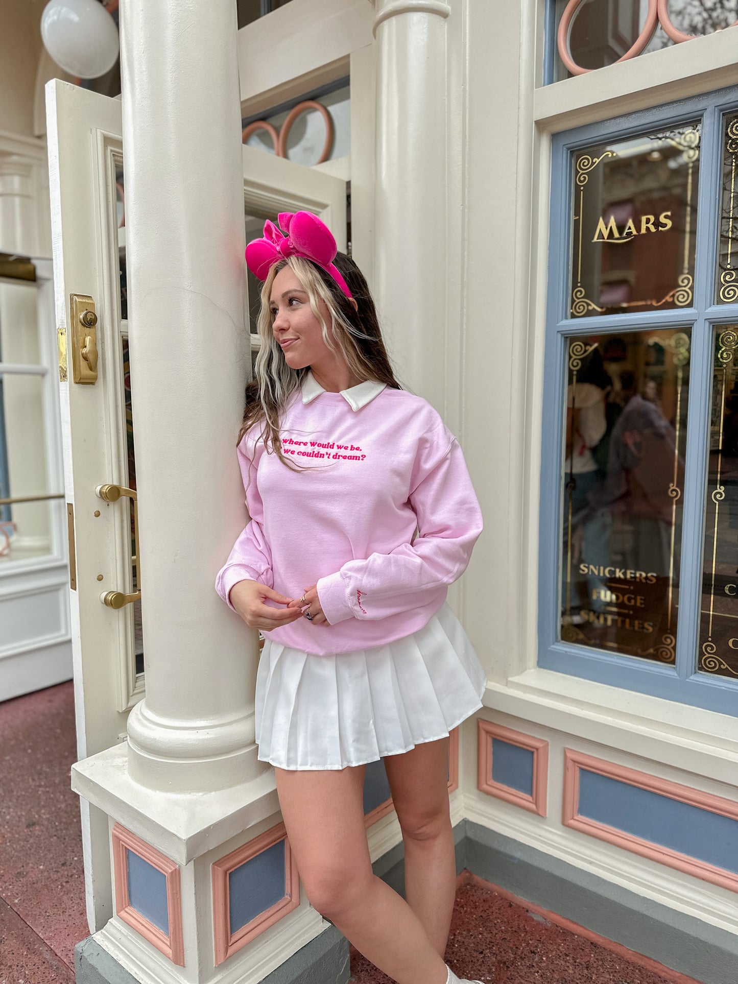 DREAMER EMBROIDERED CREWNECK