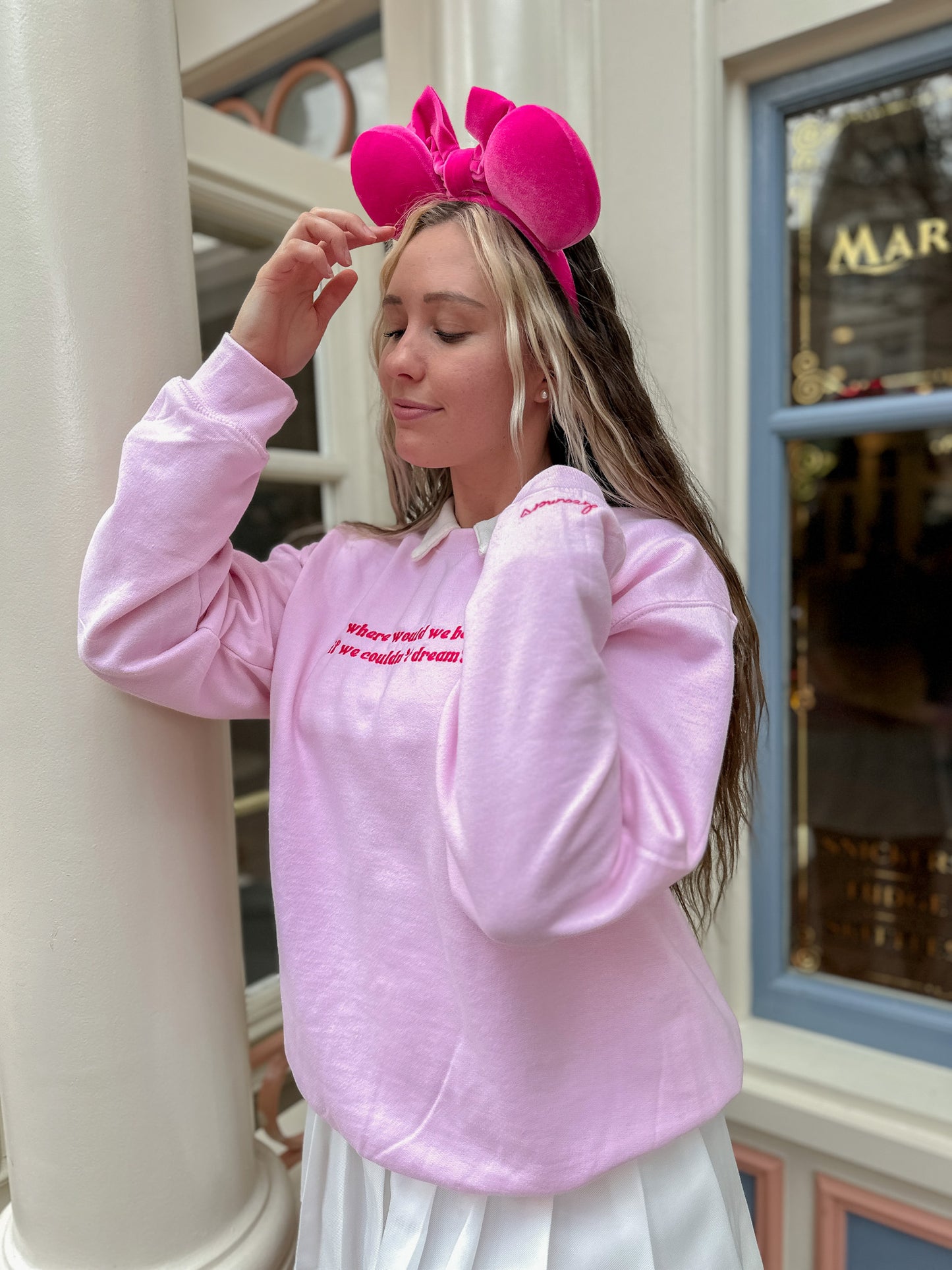 DREAMER EMBROIDERED CREWNECK