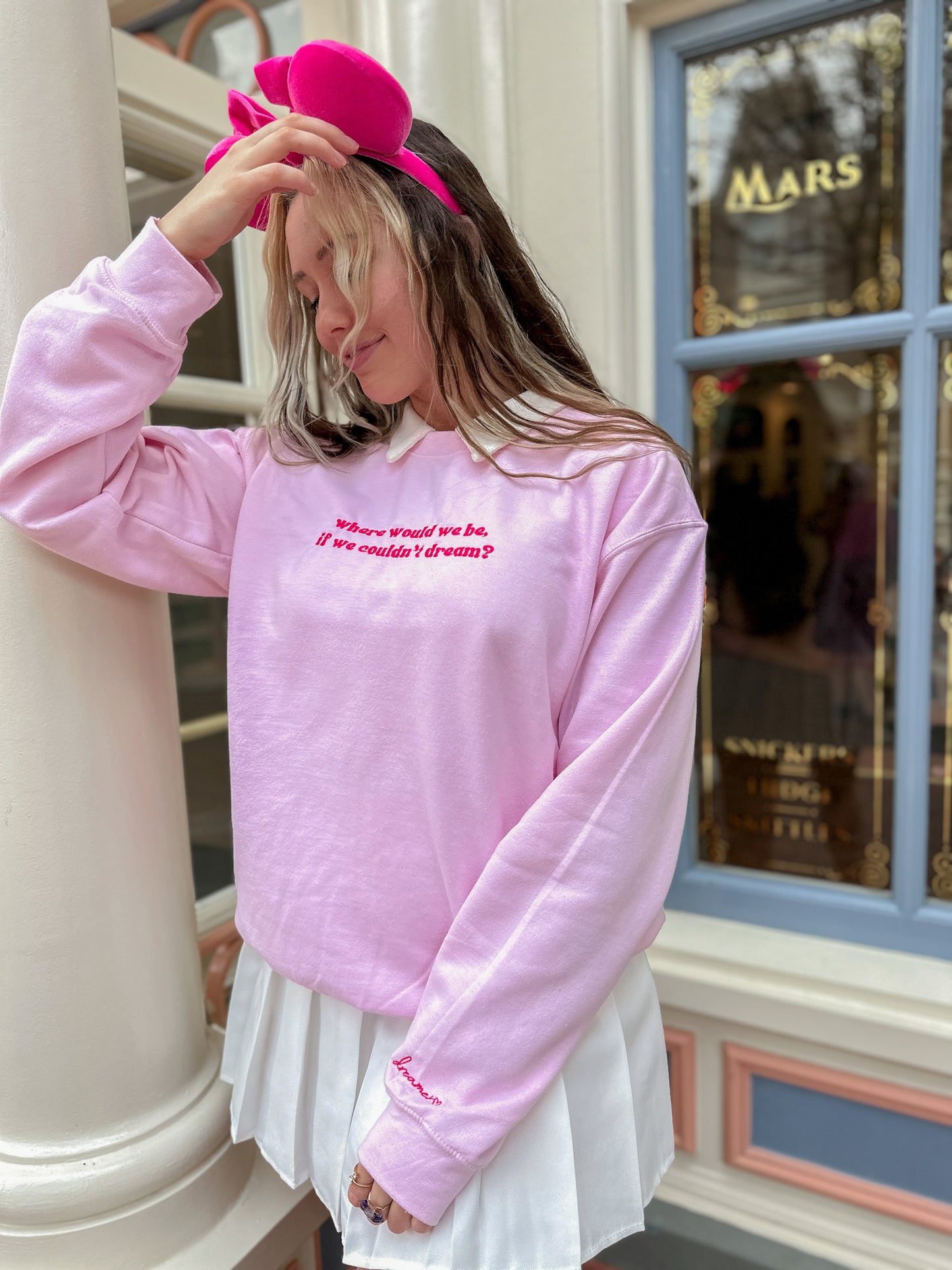 DREAMER EMBROIDERED CREWNECK