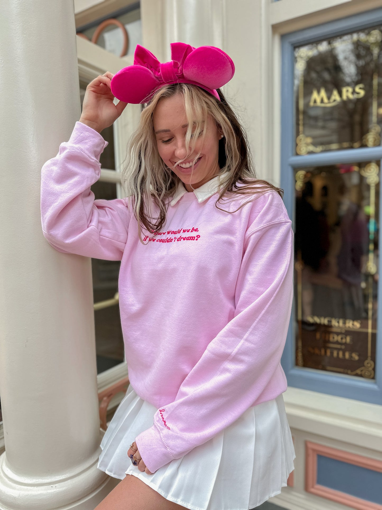 DREAMER EMBROIDERED CREWNECK