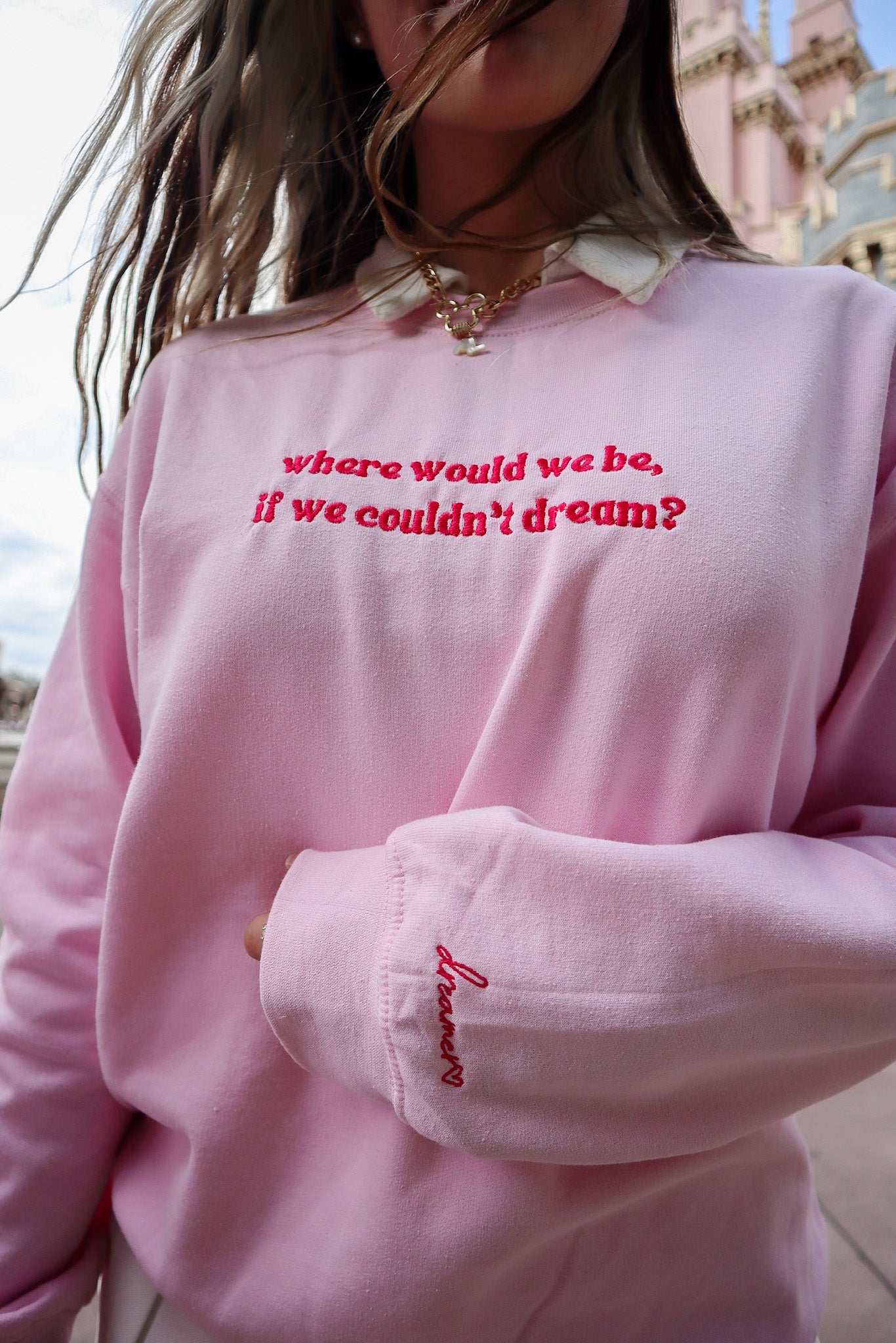 DREAMER EMBROIDERED CREWNECK