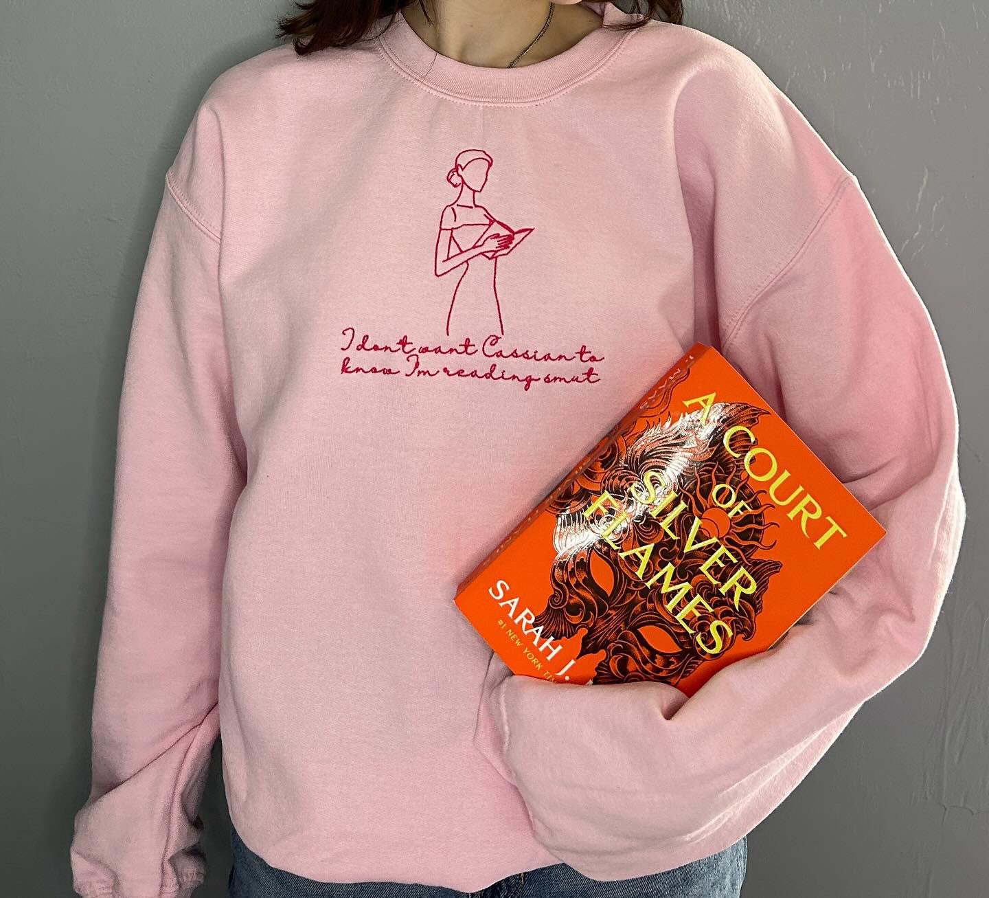 READING SMUT EMBROIDERED CREWNECK