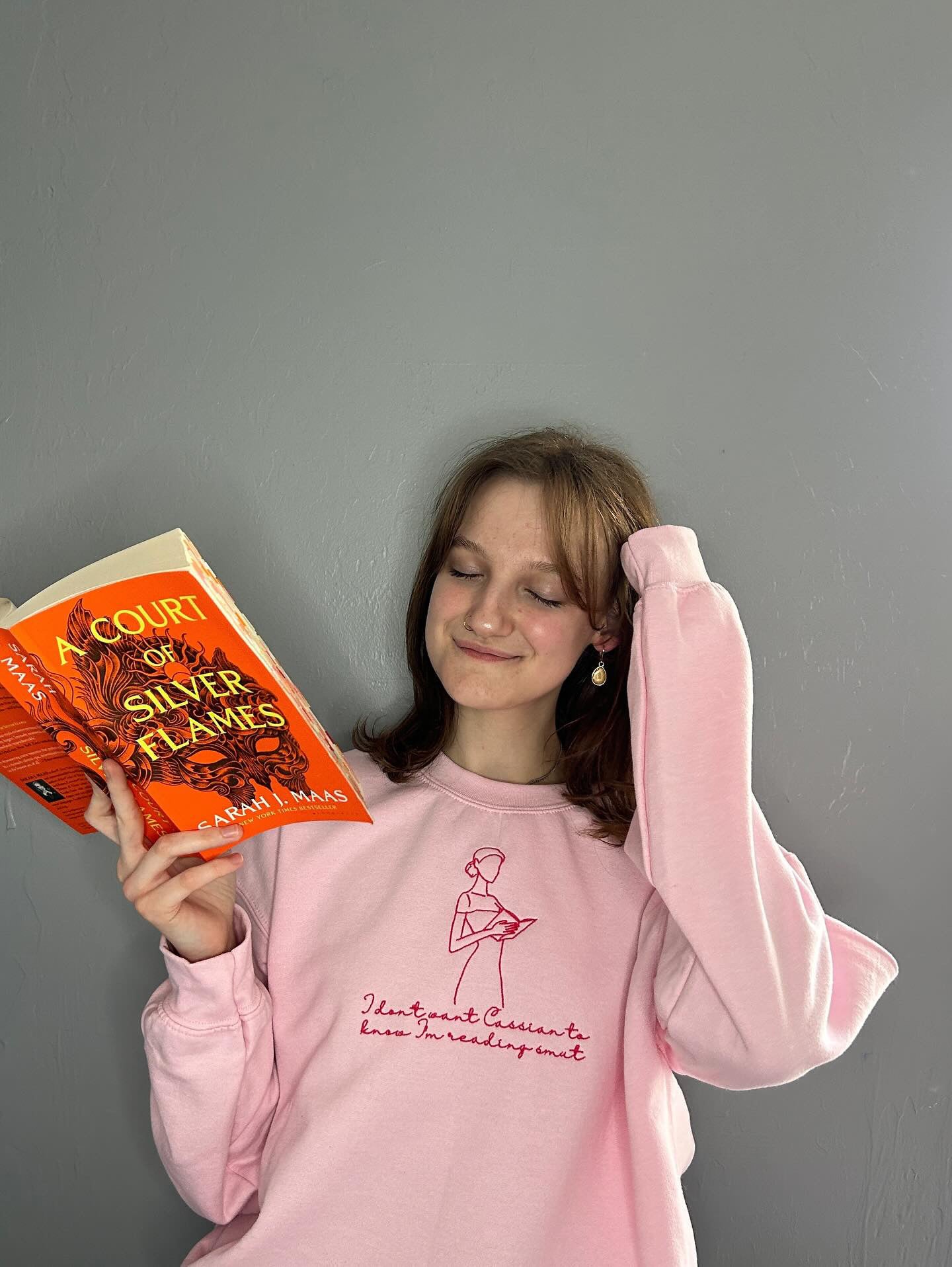 READING SMUT EMBROIDERED CREWNECK