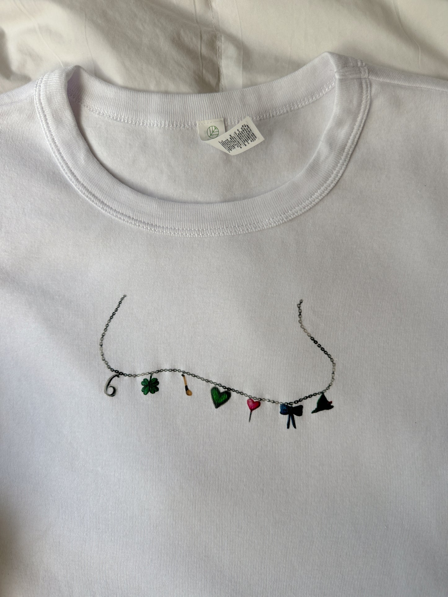 TOMMEN CHARM NECKLACES BABY TEE