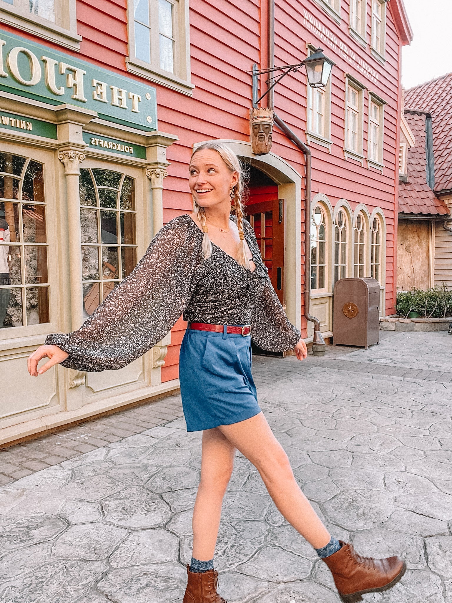@CURIOUSER.CHELSEA AS ANNA TOP