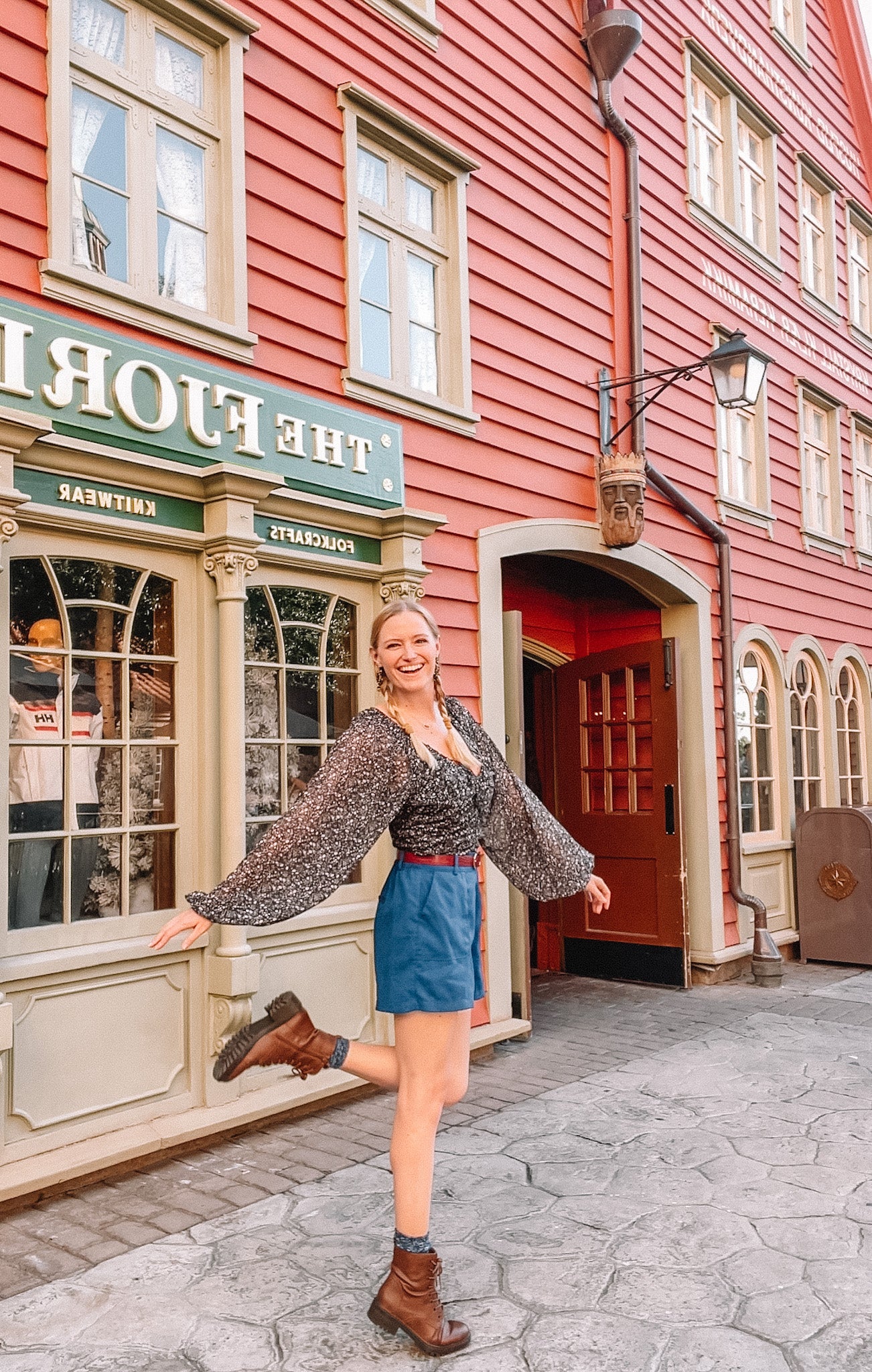 @CURIOUSER.CHELSEA AS ANNA TOP