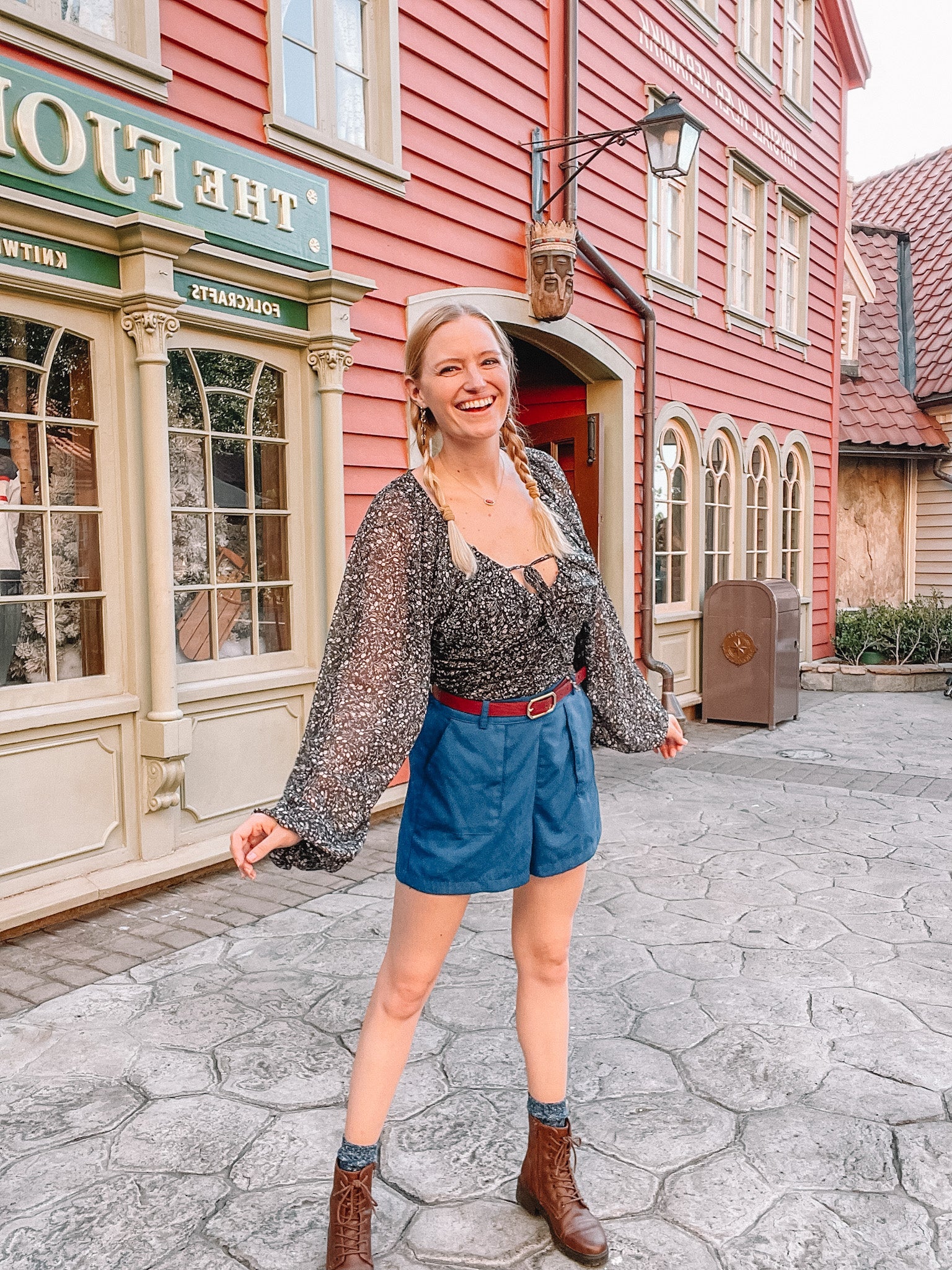 @CURIOUSER.CHELSEA AS ANNA TOP